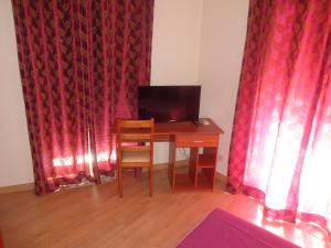 TV a/nebo společenská místnost v ubytování Hotel Bonjardim