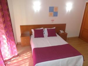 Postel nebo postele na pokoji v ubytování Hotel Bonjardim
