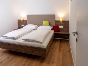 Tempat tidur dalam kamar di Appartement Burgblick