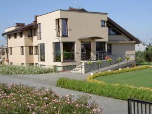 dom z ogrodem przed nim w obiekcie Hotel Grodzki w Poznaniu