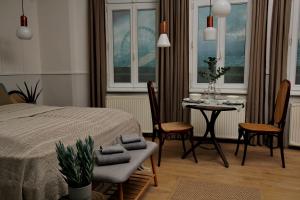 sypialnia z łóżkiem, stołem i krzesłami w obiekcie Gellerico Apartments Deák Square w Budapeszcie