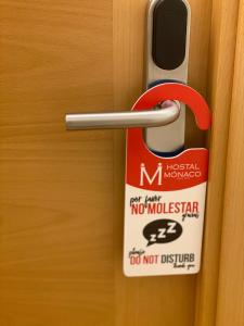 a do not disturb sign on a door at Hostal Mónaco in Valladolid