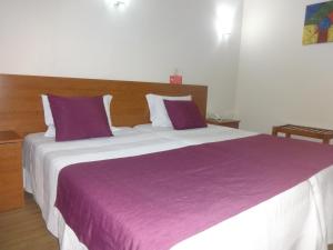 Postel nebo postele na pokoji v ubytování Hotel Bonjardim