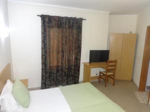 TV a/nebo společenská místnost v ubytování Hotel Bonjardim
