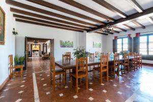 A restaurant or other place to eat at La Rejaquera