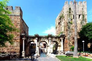 een oud stenen gebouw met een boog bij Saye Konak Hotel ' Kaleiçi&Oldtown' in Antalya