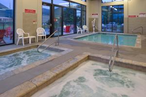 un jacuzzi en un hotel con sillas y mesas en Hotel Ruby Sandpoint en Sandpoint