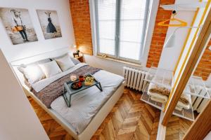 - une petite chambre avec un lit et une fenêtre dans l'établissement KOZAcki Kwadrat, à Lublin