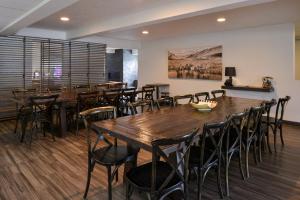 Hotel Ruby Sandpoint في ساندبوينت: غرفة طعام مع طاولات وكراسي خشبية