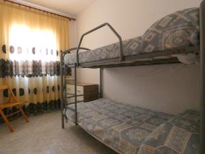 1 dormitorio con 2 literas y ventana en Rentalmar Chalet Dalias en Montroig
