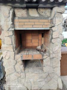 un horno al aire libre con una pared de ladrillo en Estancia Rural Tranquila, en Lliçà d'Amunt