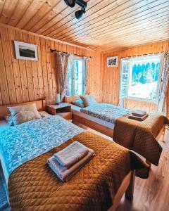 a bedroom with two beds and a window at Gästehaus Alpenglühn in Meien