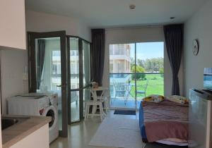 Køkken eller tekøkken på Grandblue condominium Room401 LeamMae phim Beach