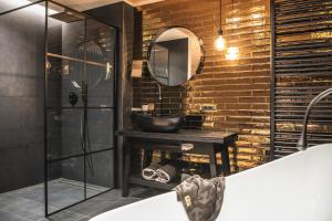 Bathroom sa Alpin Garden Luxury Maison & SPA - Adults Only