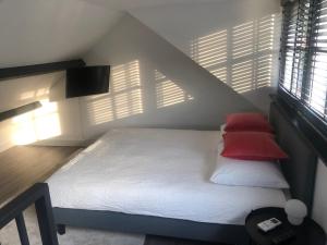 Postel nebo postele na pokoji v ubytování Paradise Garage