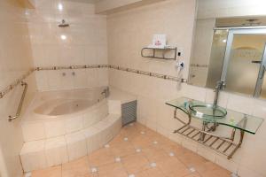 Bilik mandi di Hotel Wayra