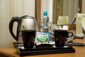duas chávenas de café sentadas numa bandeja numa mesa em Rossiya Hotel em Vol'sk