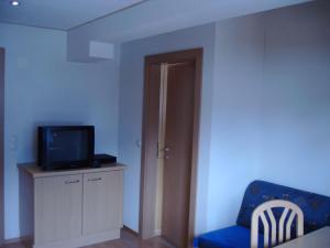 カルス・アム・グロースグロックナーにあるHaus Gartenheimのリビングルーム(テレビ、青い椅子付)