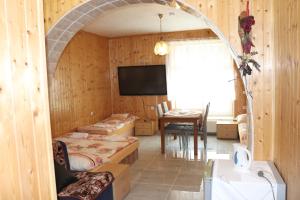 ein Wohnzimmer mit einem Torbogen in einer Holzwand in der Unterkunft Hotel u Nádraží Lanžhot in Lanžhot