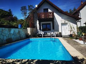a swimming pool in front of a house at Ferienhaus Elsa in Kranichfeld
