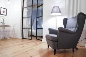 A seating area at Art Apartment Black & White Suite