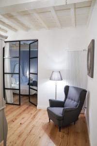 A bed or beds in a room at Art Apartment Black & White Suite
