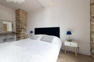 מיטה או מיטות בחדר ב-Les Villas de Locmiquel BORD DE MER
