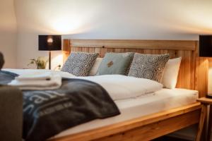 1 dormitorio con 2 camas y almohadas en the salt residences en Hallein