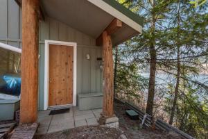 Φωτογραφία από το άλμπουμ του Two Lakefront Homes - Main Home & Private Floating Home σε Harrison