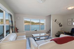 Φωτογραφία από το άλμπουμ του Two Lakefront Homes - Main Home & Private Floating Home σε Harrison