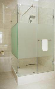 um chuveiro com uma porta de vidro na casa de banho em Rossiya Hotel em Vol'sk