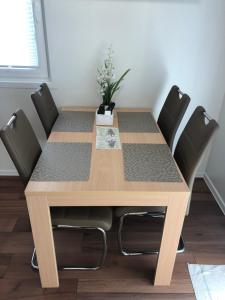 d'une table à manger entourée de chaises noires. dans l'établissement Star 2 Floating House, Marina Portorož, à Portorož