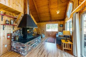 a living room with a fireplace in a tiny house at Cabin In The Woods in Leavenworth