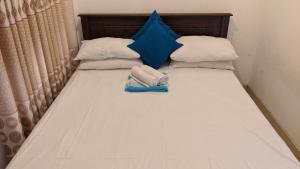 バランゴダにあるCottage Home Belihuloyaのベッド1台(枕2つ、タオル2枚付)