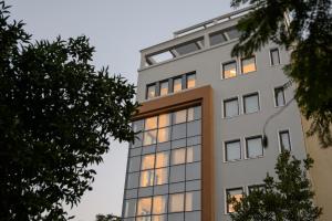 un edificio con luci accese di The Convo Syngrou Apartments ad Atene