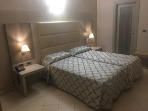 Postel nebo postele na pokoji v ubytování Hotel Niagara