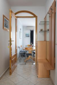 ein Esszimmer mit einem Tisch, einem Tisch und Stühlen in der Unterkunft Apartments Barba in Tučepi