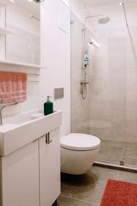 Koupelna v ubytování SMARAGD Apartman + 17 fotografií