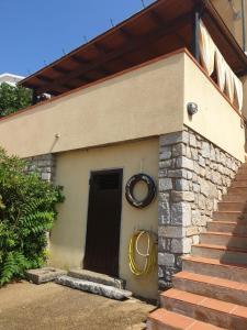 a building with a door with a wreath on it at CASA BEPPA in Pomonte