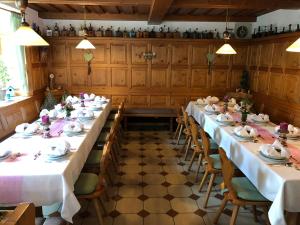 Restoran või mõni muu söögikoht majutusasutuses Hotel Gasthof Krapp