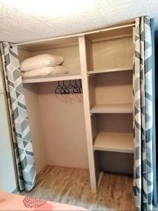 a bunk bed room with a closet with shelves at T2 bis quartier château de Pau in Pau