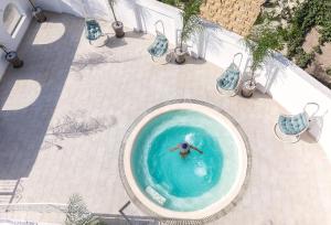 una persona che nuota in una piscina di Royal Sunset Hotel a Ischia