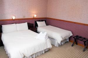מיטה או מיטות בחדר ב-The Strand Hotel