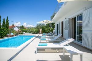 Bassenget på eller i nærheten av Stunning Villa Avalon with pool for 9, 2 mins to beach