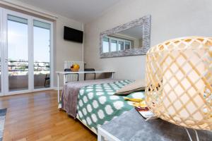 a bedroom with a bed and a mirror at Le Cocon - Terrasse, garage, musée Soulages in Rodez