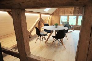 阿彭策爾的住宿－NEU renoviert - Bitzi Appenzell – Mit Aussicht，一间带桌椅的用餐室