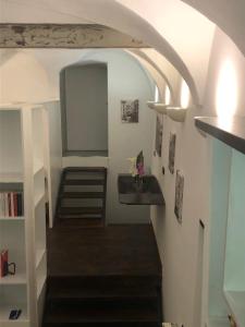 un corridoio con scala e lavandino in una stanza di Ca de Banchi a Genova