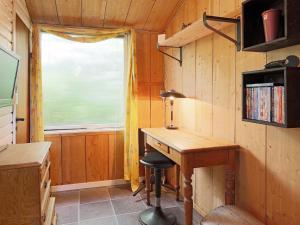 una oficina con escritorio y ventana en 6 person holiday home in G rlev, en Gørlev