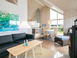 6 person holiday home in L kkenにあるシーティングエリア