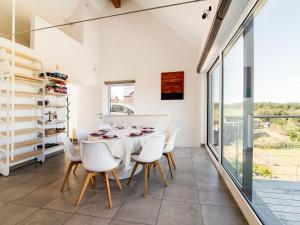 une salle à manger avec une table et des chaises blanches dans l'établissement Holiday home Viroinval, à Petigny